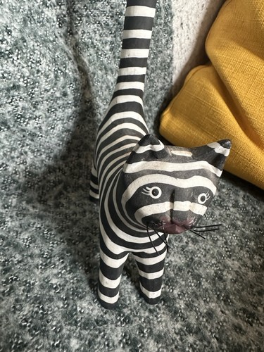 Folk black white stripe cat - white,
