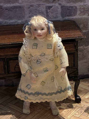 Dolls house scale - dolls, 1/12