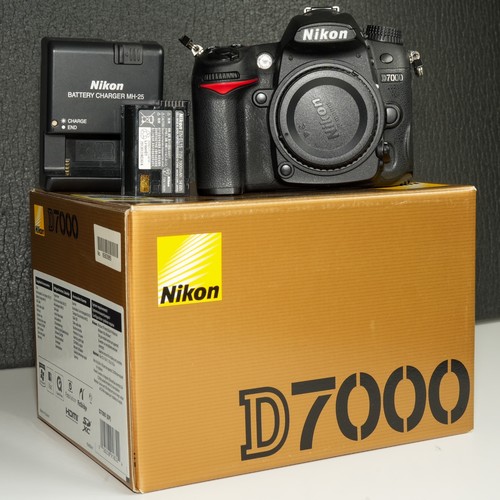 Nikkon d7000 dslr body - nikkon,