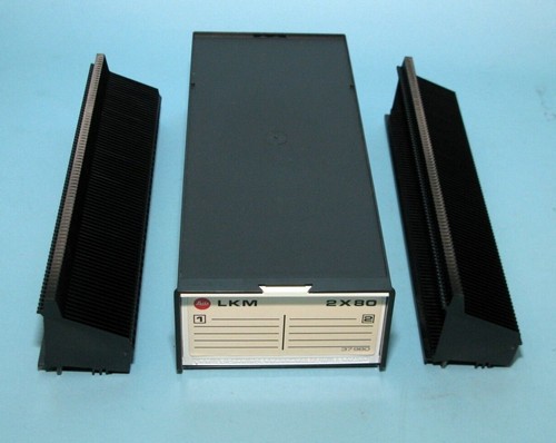Slide projector cassette tray