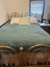QUEEN SIZE BRASS BED W/FRAME