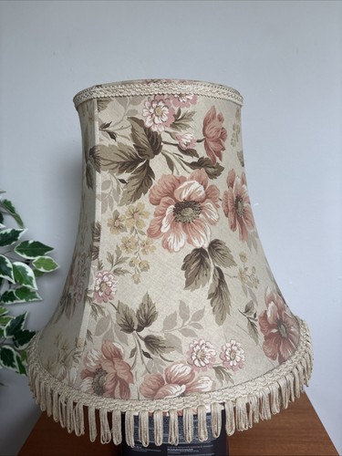 Large vintage floral - large, scalloped