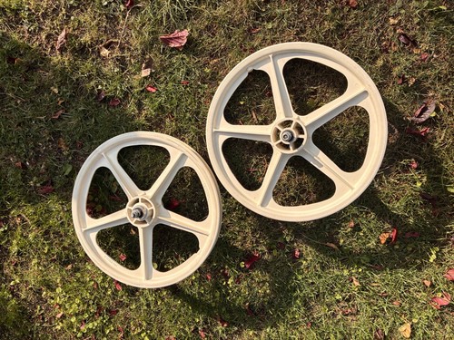 Skyway mags pair - in, white