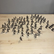 VINTAGE  BUNDLE OF OVER 80 FLAT LEAD WWII SOLDIERS JOB LOT 