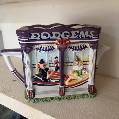 Clowns dodgems teapot - clowns, on