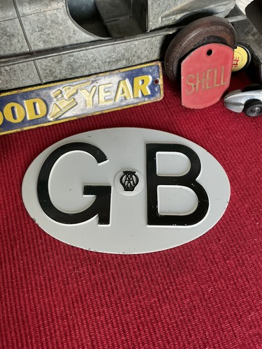 Vintage car badge - gb,