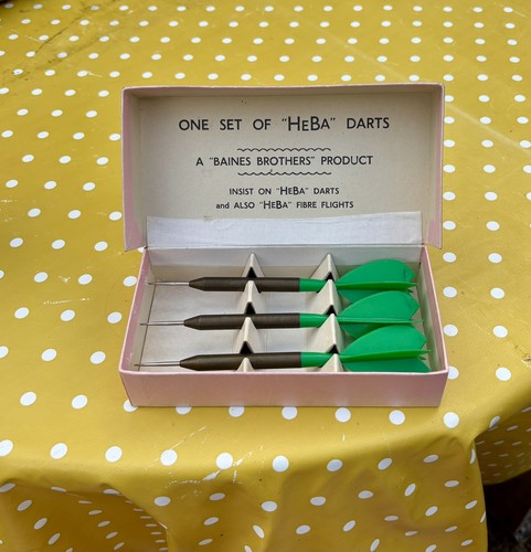 Vintage darts set - he,