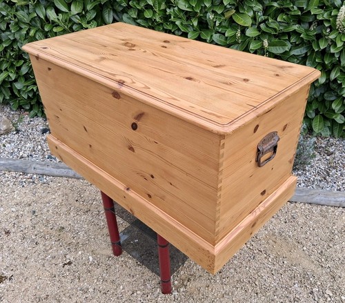 Pine chest trunk - pine, blanket