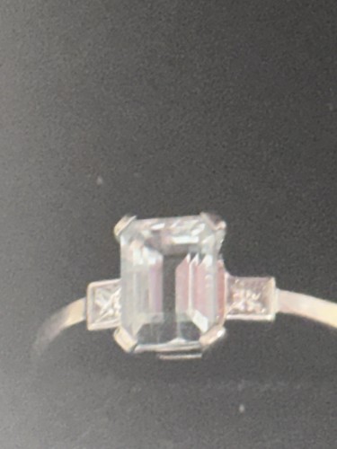 18ct white gold - white, aquamarine