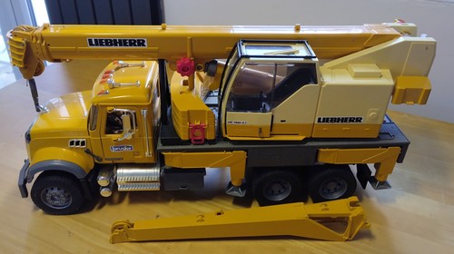 Bruder mack granite scale - granite, 1:16
