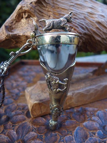 Stirrup cup with - , dog