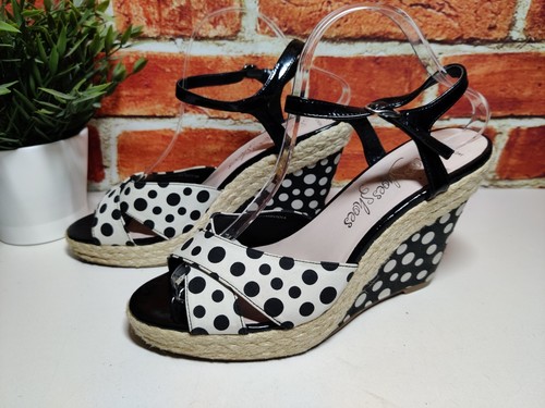 Woman 5 black - uk, polka