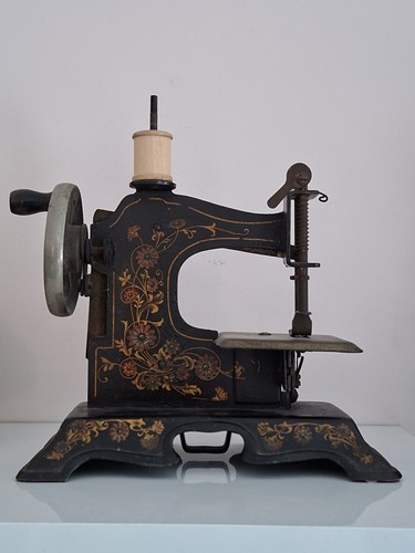 Vintage child sewing machine - child,