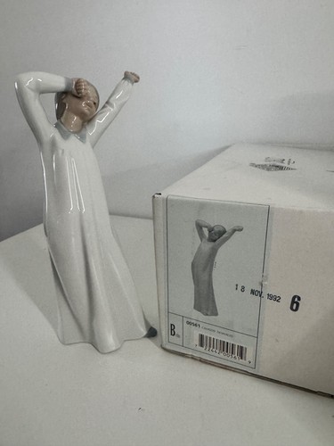 Nao lladro girl - by,