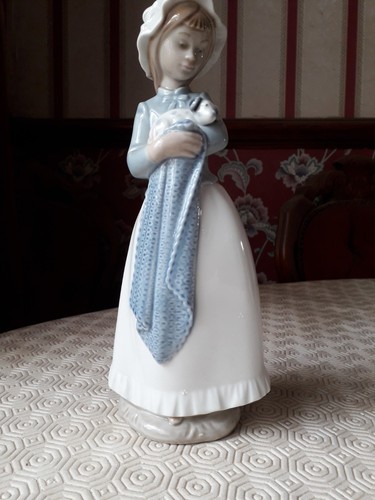 Nao porcelain figurine - ,