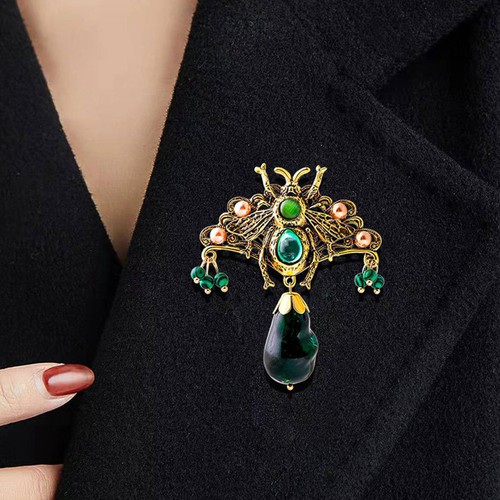 Lapel pin bee - shape, clothes