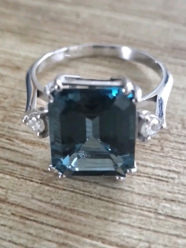 18k white gold - gold, topaz