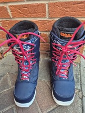 32 ThirtyTwo Zephyr FT Snowboard Boots blue and pink flowers 