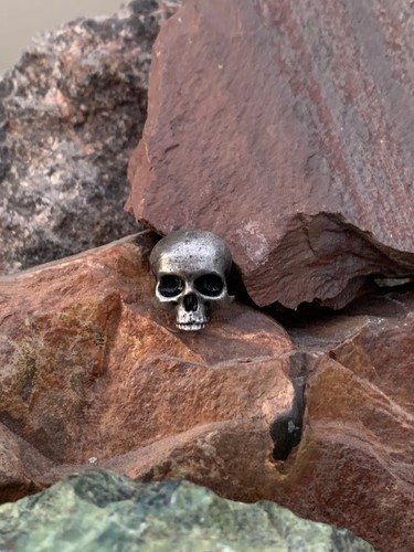 Metal skull pin badge - metal,
