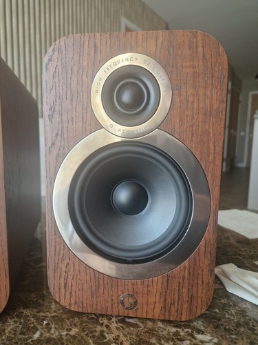 Acoustics 3020i bookshelf - q,