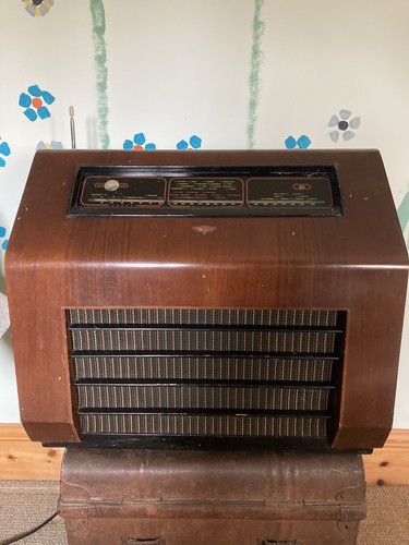 Vintage valve wooden radio