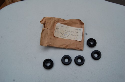 Suzuki gs750 carb side seal - ,