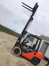 Toyota forklift breaking for parts 7FD40 7FD45 8FDN30 8FDN25