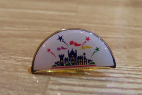 Alton towers pin badge - alton,