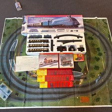 Hornby Mallard Passenger Train Set OO Gauge+ lots of extra track and buildings