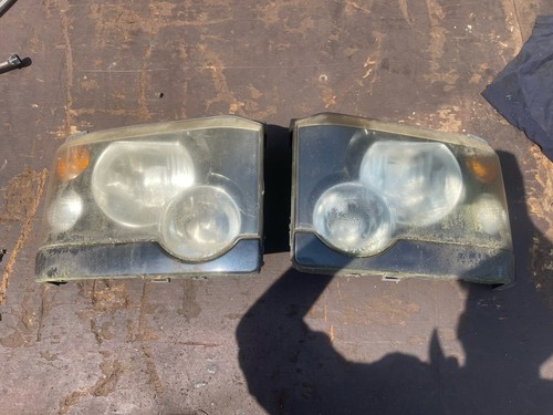 Pair land rover - of,