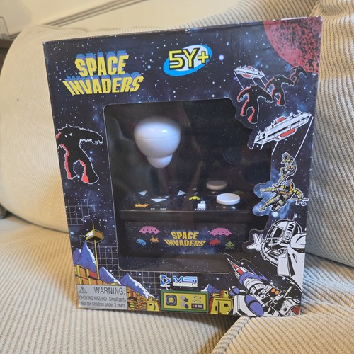 Space invaders plug - invaders,