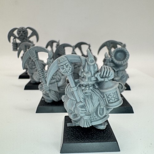 Dwarf miners battle for skull - dwarf,