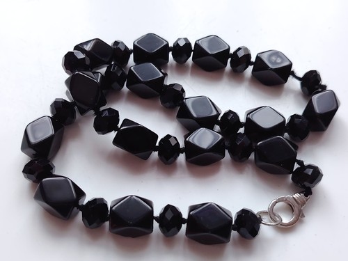 Retro style faceted black - faceted,