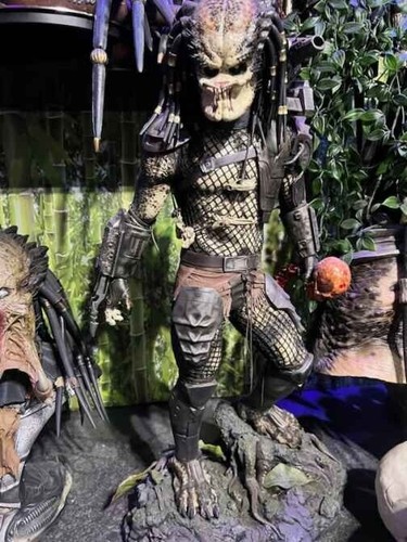 Sideshow predator statue - sideshow,