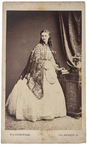 Cdv pretty lady holding - holding, hat