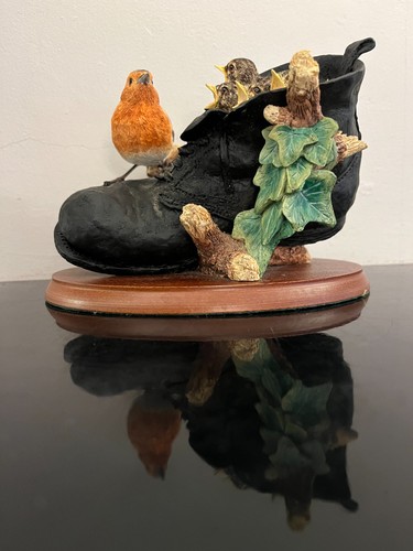 Robin with chicks boot - in,