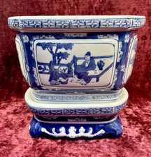 A SUPERB LARGE VINTAGE CHINESE BLUE AND WHITE JARDINIERE PLANTER WITH STAND.  