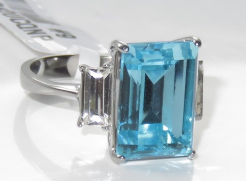 Ladies blue topaz ring - , three
