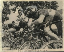1975 Press Photo Bikers wait