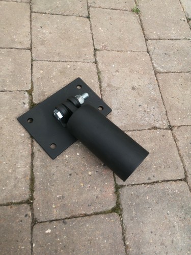 Bolt down floor - bolt, mounted