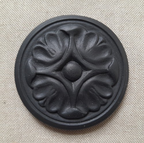 7cm round black resin - , carved