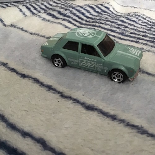 Hot wheels datsun bluebird 510 - hot,
