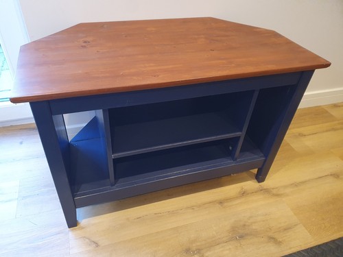 Corner media unit - /,