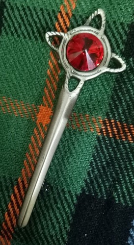 Celtic knot kilt pin - celtic, red