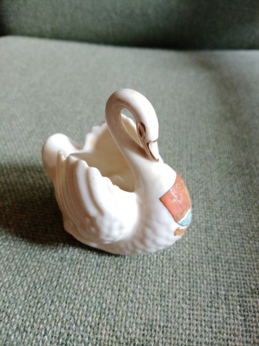 Victoria china crested swan - victoria,