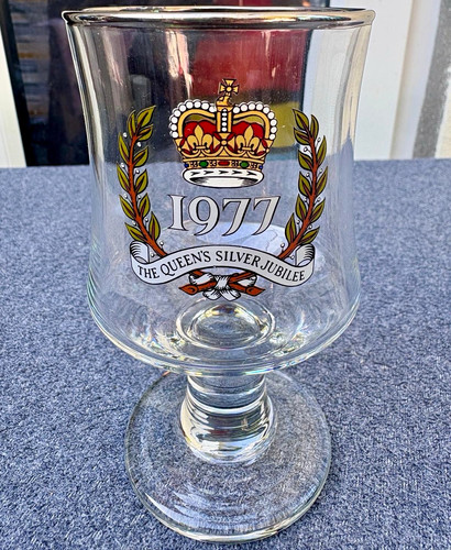 Vintage 1977 queen - 1977, silver