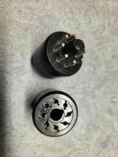 Paired pin octal - 8, plug