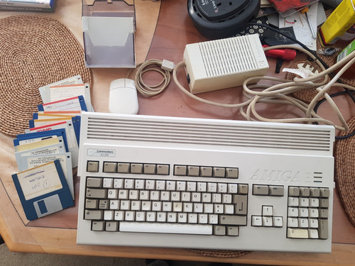 Amiga 1200 computer bundle - amiga,