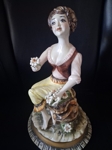 Porcelain figurine the - figurine,