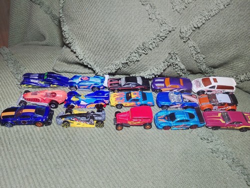 Hot wheels bundle cars - of, 15